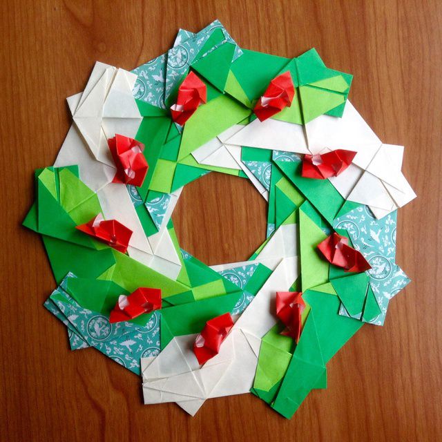 Christmas Crown designed and folded by Natalia Becerra Cano.