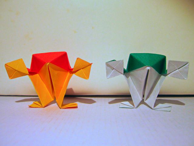 Paper standing frogs.